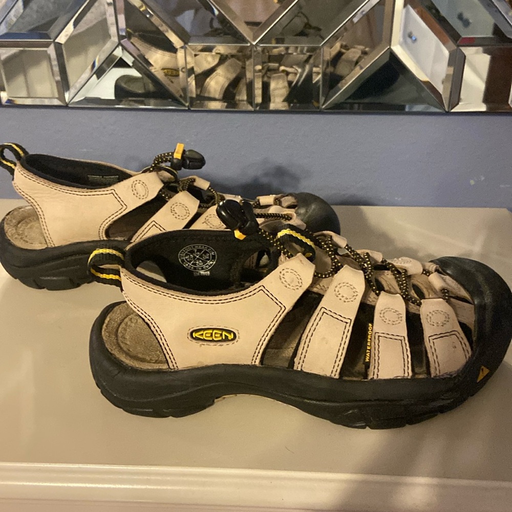 Keen closed toe sport sandals size 7